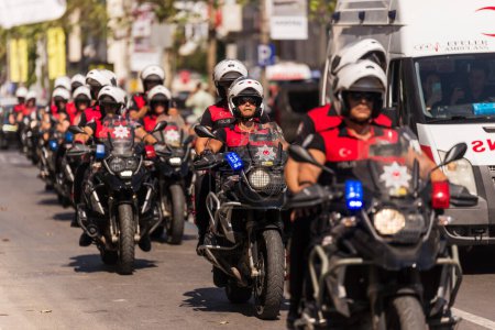 Téléchargez les photos : Izmir, Turquie - 9 septembre 2022 : Des policiers motorisés sur la route. le jour de la liberté de izmir dans la région de Konak Izmir Turquie - en image libre de droit
