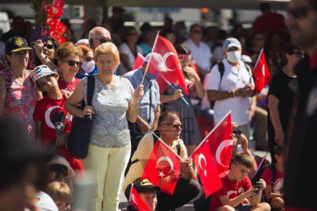 Foto de Izmir, Turquía - 9 de septiembre de 2022: La gente abarrotada con banderas turcas en las celebraciones del día de la liberación Izmir Turquía en la Plaza de la República. - Imagen libre de derechos