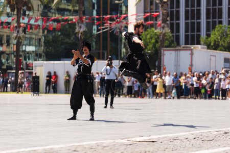 Téléchargez les photos : Izmir, Turquie - 9 septembre 2022 : Groupe de jeunes dansant sur la Place de la République à Izmir Turquie et le jour de la liberté d'Izmir. - en image libre de droit