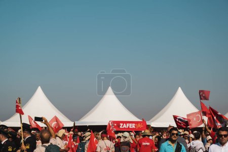 Foto de Izmir, Turquía - 9 de septiembre de 2022: La gente abarrotada con banderas turcas en las celebraciones del día de la liberación Izmir Turquía en la Plaza de la República. - Imagen libre de derechos