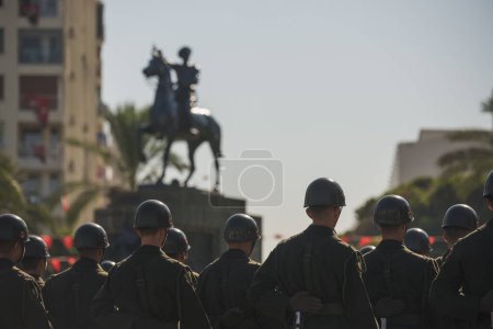 Téléchargez les photos : Izmir, Turquie - 9 septembre 2022 : Soldats turcs à la cérémonie du jour de la libération d'Izmir avec une statue d'Atatürk sur un fond déconcentré sur la place de la République Izmir Turquie - en image libre de droit