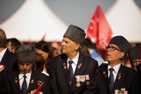 Foto de Izmir, Turquía - 9 de septiembre de 2022: Tres veteranos en el mismo marco en la celebración del Día de la Liberación de Izmir. Todos ellos son veteranos de Chipre. Cemal Demirci, Huseyin cortar - Imagen libre de derechos