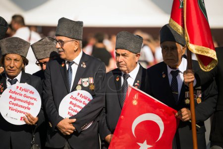 Foto de Izmir, Turquía - 9 de septiembre de 2022: Tres veteranos en el mismo marco en la celebración del Día de la Liberación de Izmir. Todos ellos son veteranos de Chipre. Sami Dogan, Recep Yoruk, Yakup Demirtas - Imagen libre de derechos