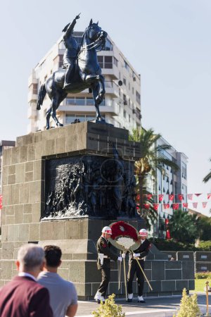 Téléchargez les photos : Izmir (Turquie) 9 septembre 2022 Des soldats portent des couronnes qui seront placées sur le buste d'atatürk le 9 septembre, le jour de la libération de la ville d'Izmir sur la place de la République. - en image libre de droit