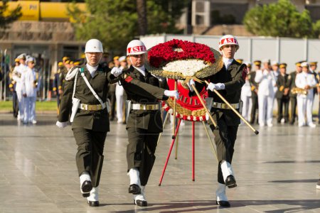Téléchargez les photos : Izmir (Turquie) 9 septembre 2022 Des soldats portent des couronnes qui seront placées sur un buste atatrk le 9 septembre, le jour de la libération de la ville d'Izmir sur la place de la République. - en image libre de droit