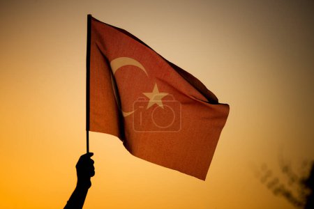 Foto de Izmir, Turquía - 9 de septiembre de 2022: Primer plano de una bandera turca en la puesta del sol en el día de la liberación de izmir en Izmir Konak Turquía - Imagen libre de derechos