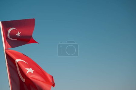 Foto de Primer plano de una bandera turca en el cielo azul en el día de la liberación de izmir en Izmir Konak Turquía - Imagen libre de derechos