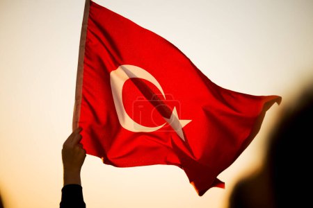 Foto de Primer plano de una bandera turca en la puesta del sol en el día de la liberación de izmir - Imagen libre de derechos