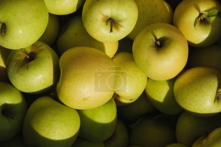 Téléchargez les photos : Pile de pommes vertes fond. - en image libre de droit