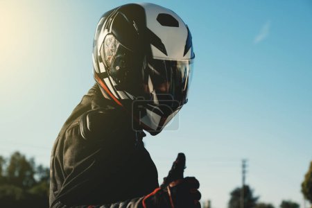 Téléchargez les photos : Portrait d'un motard avec casque. - en image libre de droit