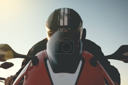 Téléchargez les photos : Portrait d'un motard avec casque sur la moto. - en image libre de droit