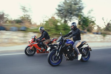 Téléchargez les photos : Deux coureurs de moto de course super-sportive allant côte à côte sur l'autoroute avec flou de mouvement. - en image libre de droit