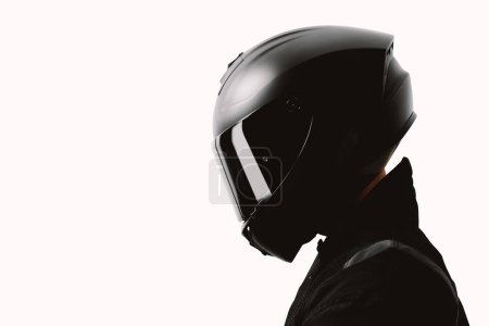 Foto de Retrato de un motociclista posando con un casco negro sobre un fondo blanco. - Imagen libre de derechos