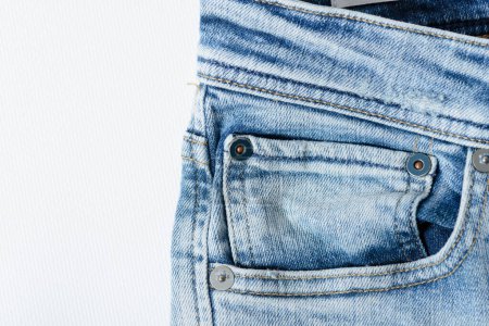 Téléchargez les photos : Gros plan poche d'un jean bleu. - en image libre de droit