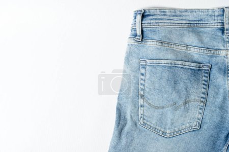 Téléchargez les photos : Gros plan poche arrière d'un jean bleu. - en image libre de droit