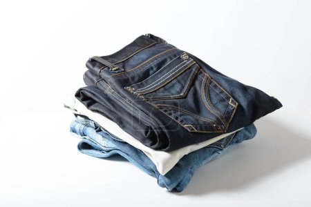 Téléchargez les photos : Un tas de jeans sur fond blanc
. - en image libre de droit