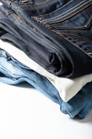 Téléchargez les photos : Un tas de jeans sur fond blanc
. - en image libre de droit
