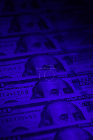 Foto de Primer plano de billetes de cien dólares con viñeta - Imagen libre de derechos