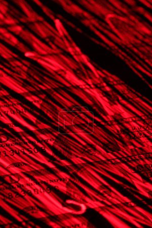 Foto de Primer plano de billetes de cien dólares con luces láser abstractas de color rojo - Imagen libre de derechos