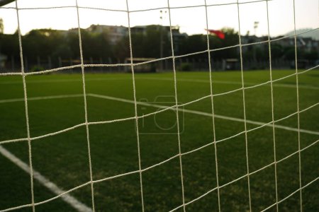 Foto de Close up shot of goal post with goal netting and goal line. - Imagen libre de derechos