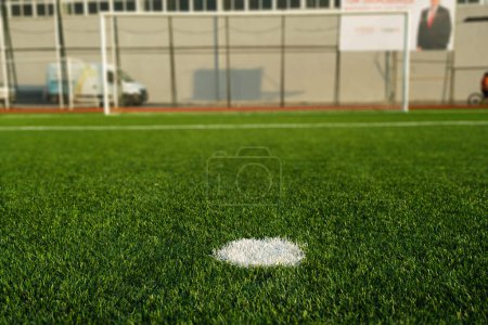 Téléchargez les photos : Close up shot of a penalty spot in football pitch - en image libre de droit