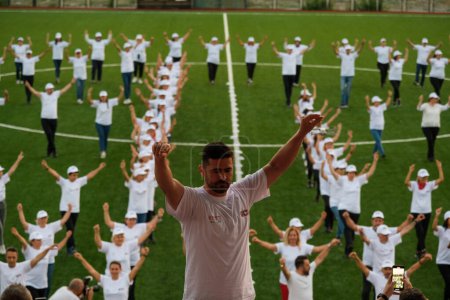 Téléchargez les photos : Izmir, Turkey - August 29, 2022: Bornova municipality zeybek dance choreography 30 August victory day of Turkey at Stadium Bornova - en image libre de droit