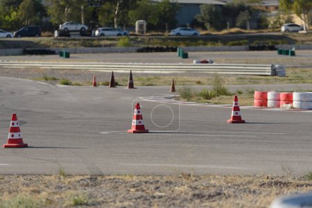 Téléchargez les photos : Vue sur la route de la piste de course avec des pneus barrières et des cônes de circulation - en image libre de droit