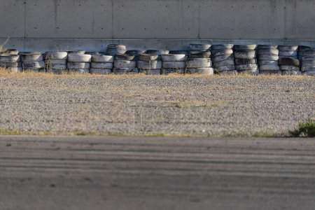 Téléchargez les photos : Gros plan sur les pneus barrières sur la piste de course - en image libre de droit