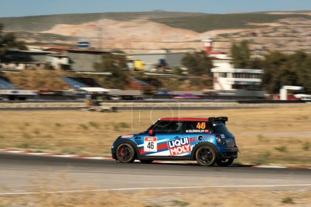 Téléchargez les photos : Izmir, Turquie - 24 septembre 2022 : Mini Cooper voiture de sport de couleur bleue sur une piste de course. - en image libre de droit