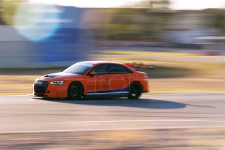 Téléchargez les photos : Izmir, Turquie - 24 septembre 2022 : Audi marque voiture de sport rapide sur une piste de course. - en image libre de droit