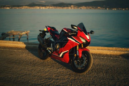 Téléchargez les photos : Izmir, Turquie - 25 septembre 2022 : Photo de côté d'une moto de course Honda CBR 1000 RR sur fond marin - en image libre de droit