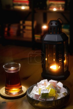 Téléchargez les photos : Gros plan d'un verre de thé quelques délices turcs dans un endroit ambiant. - en image libre de droit