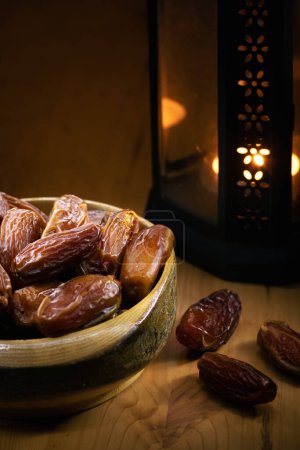 Téléchargez les photos : Gros plan des fruits de la date dans un endroit ambiant pour le jeûne de pause à l'heure iftar - en image libre de droit