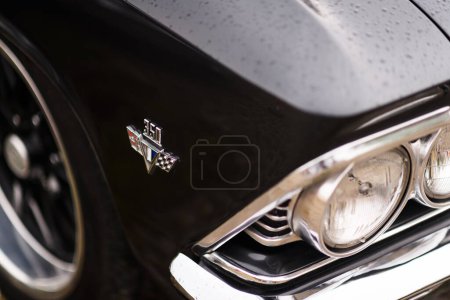 Téléchargez les photos : Izmir, Turquie - 3 juin 2023 : Gros plan sur le logo 350 d'une Chevrolet Chevelle SS noire décorée de gouttes de pluie - en image libre de droit