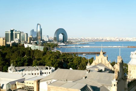 Foto de Bakú, Azerbaiyán - 25 de junio de 2023: Una foto diurna del Hotel Crescent y los rascacielos circundantes desde Highland Park - Imagen libre de derechos