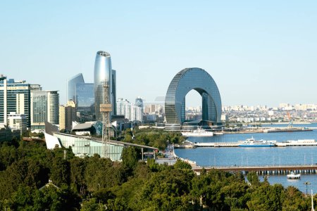 Téléchargez les photos : Bakou, Azerbaïdjan - 25 juin 2023 : Photo diurne de l'hôtel Crescent et des gratte-ciel environnants de Highland Park - en image libre de droit