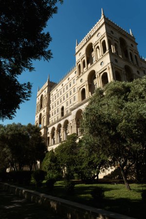 Téléchargez les photos : Bakou, Azerbaïdjan - 26 juin 2023 : Vue du matin sur l'historique palais du gouvernement, un remarquable monument architectural - en image libre de droit