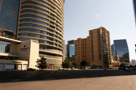 Foto de Bakú, Azerbaiyán - 26 de junio de 2023: Un primer plano que captura los detalles arquitectónicos del JW Marriott Hotel y los edificios vecinos a primera hora de la mañana - Imagen libre de derechos