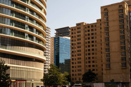 Téléchargez les photos : Bakou, Azerbaïdjan - 26 juin 2023 : Gros plan sur les détails architecturaux de l'hôtel JW Marriott et des bâtiments voisins au petit matin - en image libre de droit