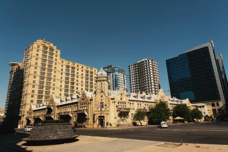 Téléchargez les photos : Bakou, Azerbaïdjan - 26 juin 2023 : Un cliché du matin capturant le mélange harmonieux des architectures historiques et modernes de Bakou, présenté dans un seul cadre. La ville se réveille sous un doux lever de soleil - en image libre de droit