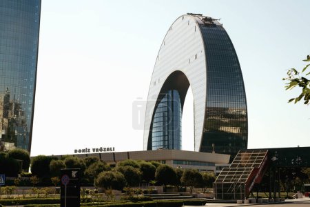 Téléchargez les photos : Bakou, Azerbaïdjan - 26 juin 2023 : Une vue sereine du matin saisissant le Deniz Vagzali et l'emblématique hôtel Crescent, baigné de lumière douce et précoce - en image libre de droit