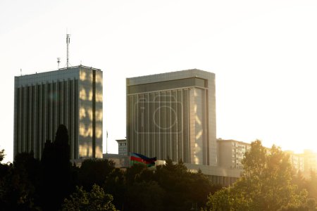 Téléchargez les photos : Baku, Azerbaijan - June 26, 2023: An evening view of the Azerbaijan National Assembly building captured from Dagustu Park, exhibiting a shimmering effect due to the reflections from the Flame Towers - en image libre de droit