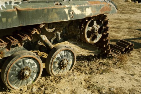 Téléchargez les photos : A close-up shot of a damaged and shredded tank tread left on a war-torn battlefield - en image libre de droit