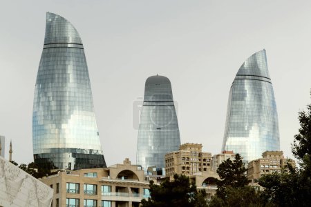 Foto de Bakú, Azerbaiyán - 28 de junio de 2023: Una mezcla de la rica historia de Bakú y las maravillas modernas capturadas en un solo marco. - Imagen libre de derechos