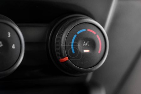 Téléchargez les photos : Macro shot du cadran de commande du climatiseur d'une automobile, mettant l'accent sur sa texture et son design. - en image libre de droit