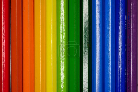 Foto de Una foto de lápices coloridos alineados, termina sin verse, mostrando un flujo continuo de tonos vibrantes y la unidad en la diversidad. - Imagen libre de derechos