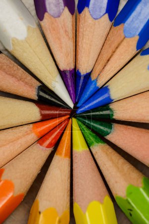 Téléchargez les photos : Crayons de couleur vibrants disposés en cercle, conseils réunion au centre, mettant en valeur un spectre dans un plan macro - en image libre de droit