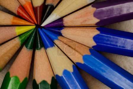 Téléchargez les photos : Crayons de couleur vibrants disposés en cercle, conseils réunion au centre, mettant en valeur un spectre dans un plan macro - en image libre de droit