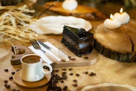 Téléchargez les photos : Gâteau au chocolat et installation de café turc enrichis de grains de café éparpillés. Un éclairage ambiant met en valeur les textures. - en image libre de droit