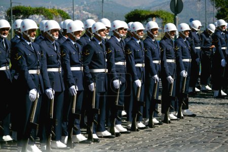 Téléchargez les photos : Izmir (Turquie) - Le 30 août 2023 : Formation disciplinée de soldats turcs, portant des casques blancs et des uniformes de marine, lors de la cérémonie du Jour de la Victoire à Izmir, symbolisant la fierté nationale et l'unité - en image libre de droit